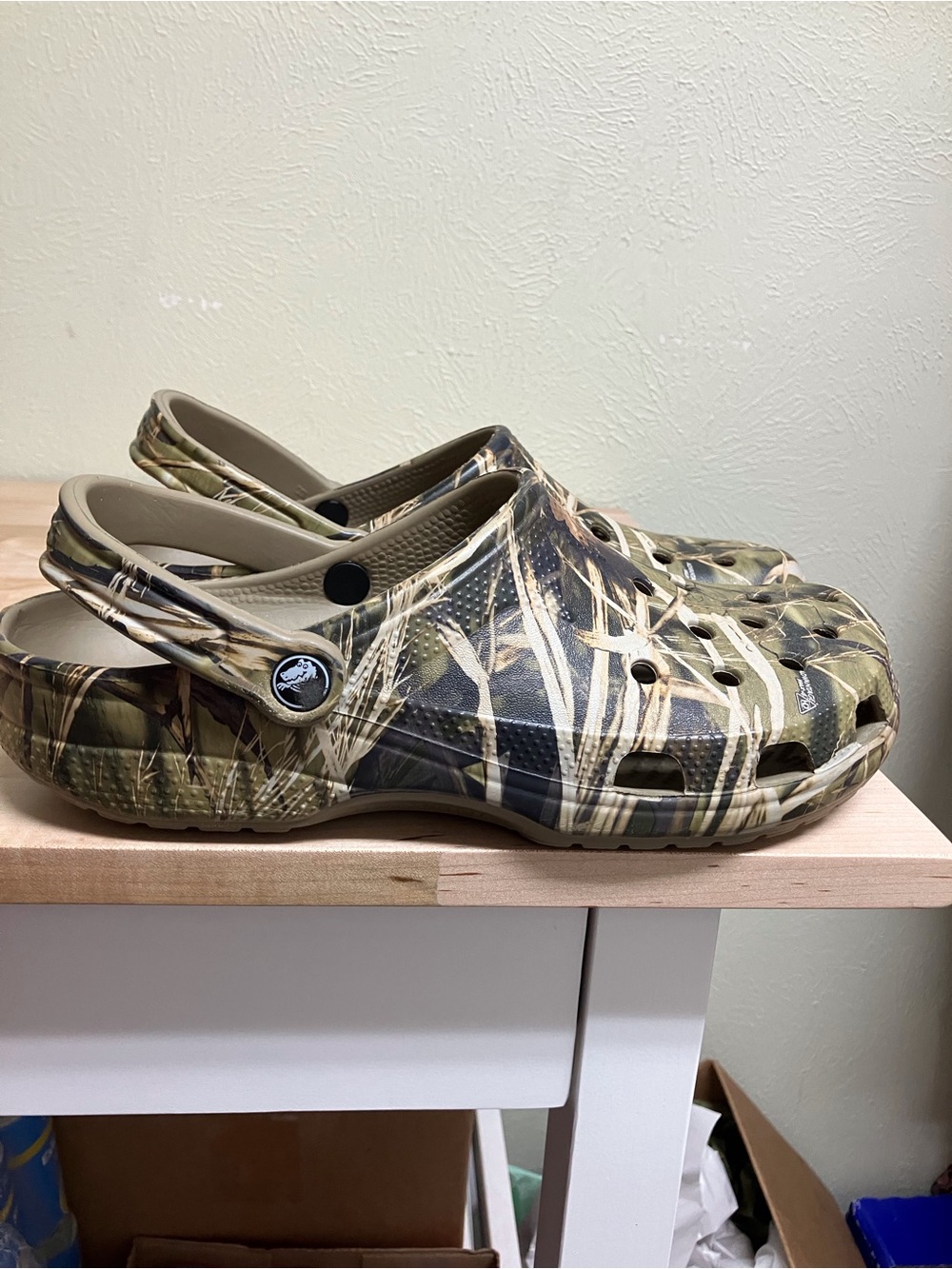 CROCS Men's Realtree Camo Classic Clog - Green, Tan, Brown